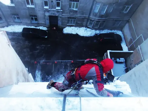 Sniega tīrīšana no jumtiem | Industriālais alpīnisms | https://oreiva.lv | +371 27147279