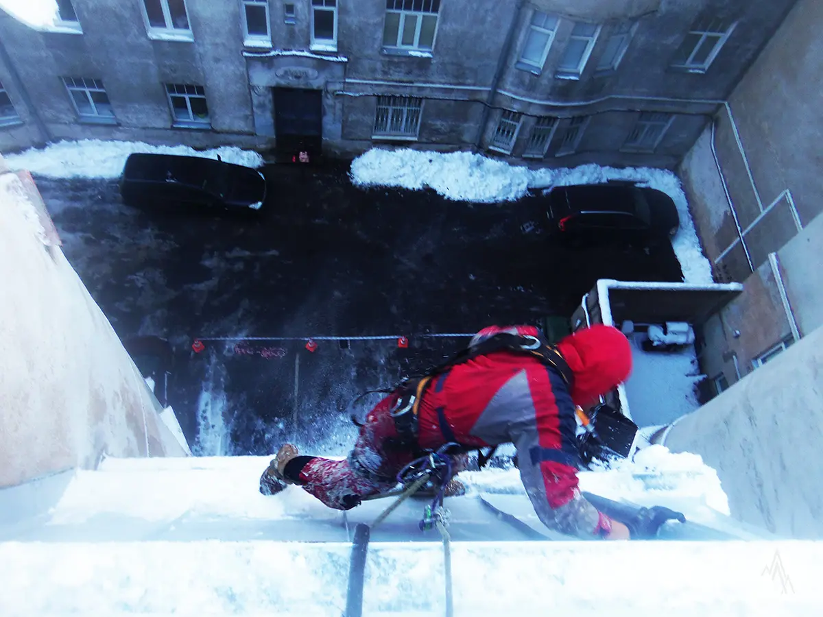 Sniega tīrīšana no jumtiem | Industriālais alpīnisms | https://oreiva.lv | +371 27147279